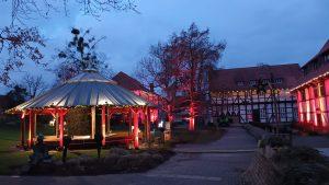 Besondere Beleuchtung taucht die Gebäude am Rosengarten in Salzgitter-Bad in ein besonderes Licht.